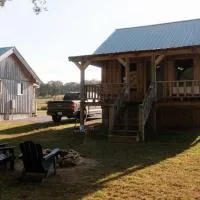 Cozy Creekside Cabin Near Waterfalls, Hiking, Fire Pit, ξενοδοχείο σε Smithville