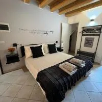 Adria Art Apartments 2, хотел в Адрия