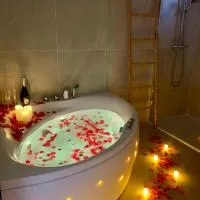 Provensa - love room avec balneo et terrasse avec vue, hotel v mestu Pertuis