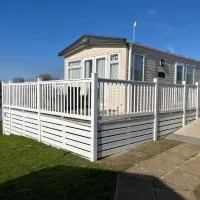 2 bed, 2 bath with decking overlooking the fishing lake at Sand Le Mere, hotel u gradu Tunstall