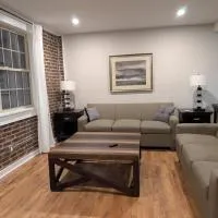 Maryville में, होटल New Modern 2 BR in Excellent Location (201)