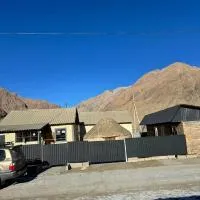 Khan Guest House, hotel en Engilʼchek