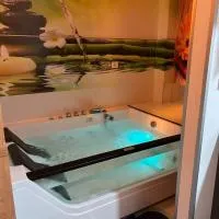Diamond airport JACUZZI&SAUNA apartman Ledine, khách sạn ở Ledine