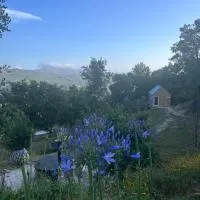 Monkey Tiny Barnhouse with amazing views at ZevariClub!, hotel a Folhadosa