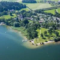 CHALET Wallersee, hotelli kohteessa Baierham