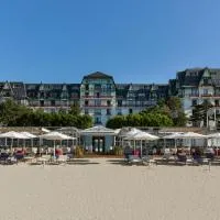 Hôtel Barrière L'Hermitage، فندق في لا بول