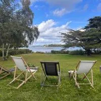 Fantastic 6 Bedroom House with stunning sea view, hotel v destinácii Arzon