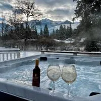 Amazing Views, Northern Lights, Stargazing Entire Guest Suite in Golden, BC Canada, хотел в Голдън