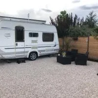 La Croisée, Caravane avec toilette et lavabo - particulier, hotel di Guéreins