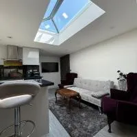 CozyNest 2BR Modern Property with Parking, hotel in Bradenham