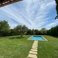 Studio climatisé en Provence avec piscine, hotel v destinácii La Barben