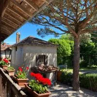 Maison de charme, Maison carrée, viešbutis mieste Joyeux
