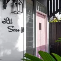 Lil Sass, hotel a Mudjimba
