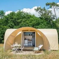 AIRE NATURELLE CAMPING LA LOIRE FLEURIE, hotell i Le Perrier