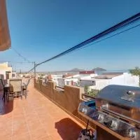 1 Min Walk to Beach - Sleeps 14 - AC - WiFi - Near Malecón, hotel San Felipében