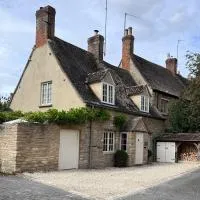 Cottage c1790, Superb central Witney, free parking, hotell i Witney