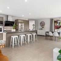 A Beach Hive at Papamoa Beach - 4 bedrooms, hotel en Papamoa