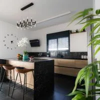 סויטת החורש, hotel di Shlomi