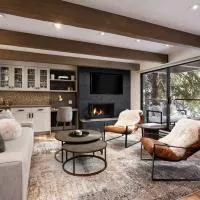 Fully Renovated 2 BR on River with Pool - Walk to Town!, hotel din Aspen