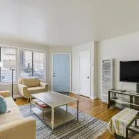 3 Bedroom 2 Bathroom House, Walkable to BART, Free Parking, Views, хотел в Дейли Сити