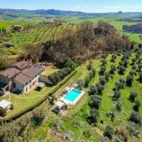 Lovely 6 bed Tuscan Farmhouse, hotelli kohteessa Villamagna