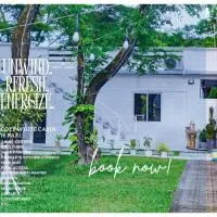 White House Cabin Cozy Retreat with Rustic Charm, hotel v mestu Hermosa