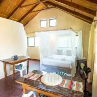 Tree House Cottage, Garden Views, Hot Water, Hotel in Praia do Tofo
