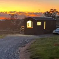 Self-contained tiny home on acreage - 16 Belleview Dr、Murrumbatemanのホテル