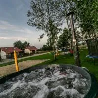 Ostoja Lemany - domki na Kaszubach, sauna, balia-jacuzzi, plac zabaw, tyrolka , dwa boiska, miejsce na ognisko, grill gazowy – hotel w mieście Lemany