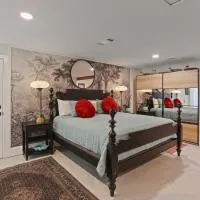 The Lilly- Enchanting Downtown Studio, hotel u gradu Haj Springs
