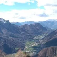 Appartamento Valsassina vista montagna, hotell i Cortenova