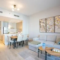 Ferrari World & SeaWorld - Luxe 2BHK Canal View, Hotel in Yas Island