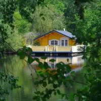 Chalet flottant sur lac et spa, hotel v destinácii Mios