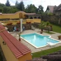 Penzion a Restaurace Nad Hradem, hotel di Krivoklat