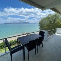 Stunning Beachfront Apartment Strátos โรงแรมในNerántza