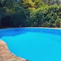 Casa quinta con gran parque, pileta y parrilla a 15 min del aeropuerto, hotell i La Unión