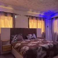 Super Studio avec Jacuzzi à Diamniadio، فندق في Déni Diarke
