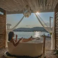 Bamboo Beachfront Koh Larn、Ko Sakのホテル