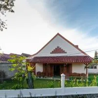 Belgareti Modern Ethnic House Cipanas Puncak, hotel en Cibadak