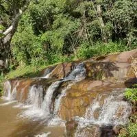 Chalés Cachoeira do Cafundó, hotel i Bueno Brandão