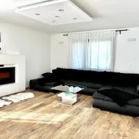 Spacious Cosy Apt with Pool and Parking, hotel a Pesnica pri Mariboru