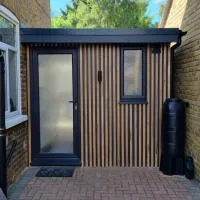 Sittingbourne 1 bed self-contained annex, with parking, hotel a Kent