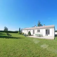 Maison avec grand jardin, хотел в Saint-Martial-sur-Né