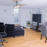 Cozy Haven 2 bedroom Basement apartment with Treated water, hotell sihtkohas London
