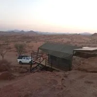 Ozohere Campsite, Tented Camp and Himba Village, hotell i Uis