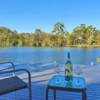 The Boat House: Dora Creek şehrinde bir otel