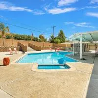 Charming Apple Valley Retreat, Hotel in Apple Valley