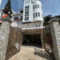 Trần Phú Homestay Vũng Tàu - View biển bãi trước - 7 phòng ngủ lớn - Hồ bơi riêng，位于头顿Vung Tau Airport - VTG附近的酒店