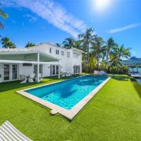Waterfront Paradise 4 BD Villa Miami Breeze with Pool, hotel poblíž Miami Seaplane Base - MPB, Miami