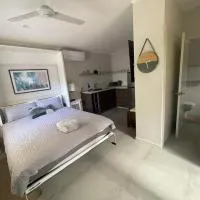 Lotus Shack - charming and private, Hotel in Russell Island